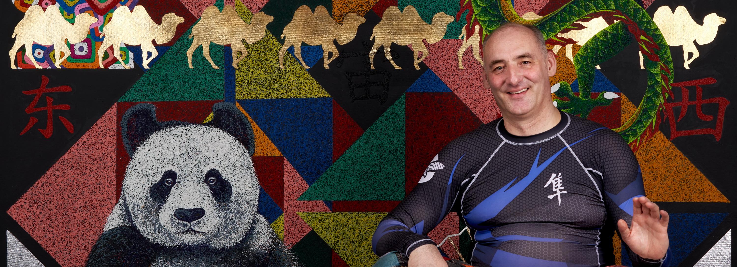 Хочется трогать и царапать: сибиряк рисует картины медицинским шприцем