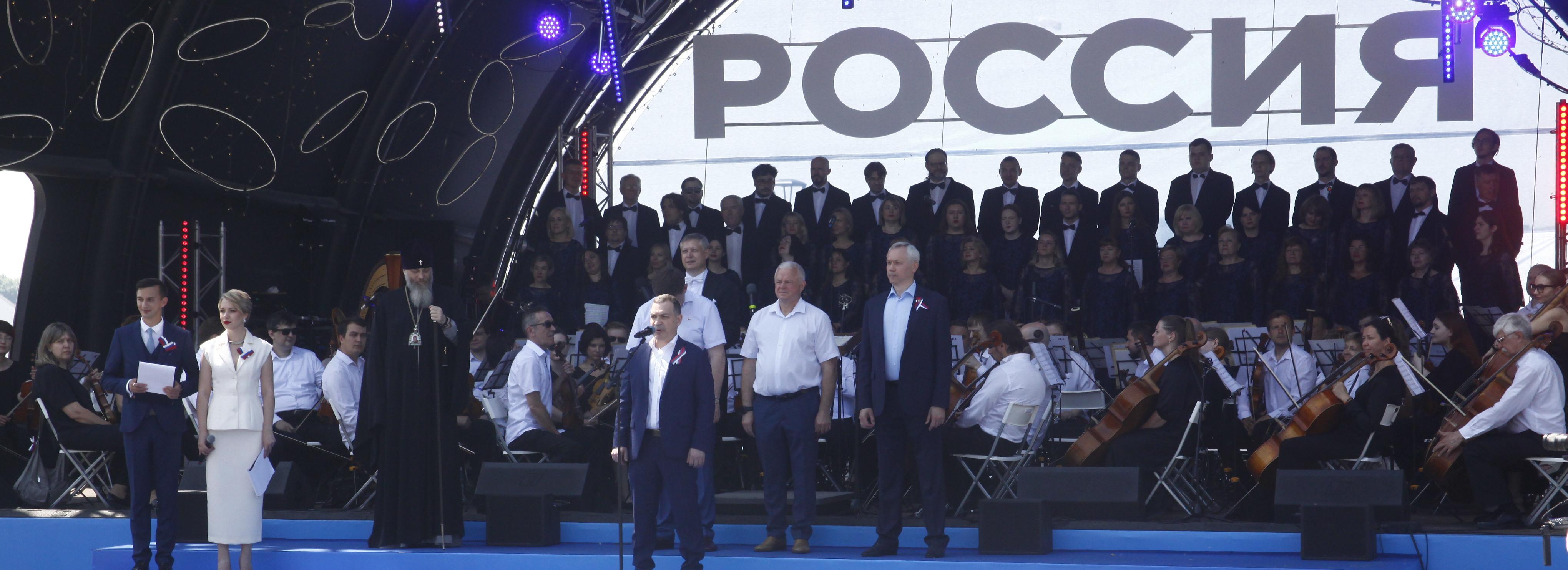 Праздник на Михайловской набережной в День России посетил мэр Кудрявцев