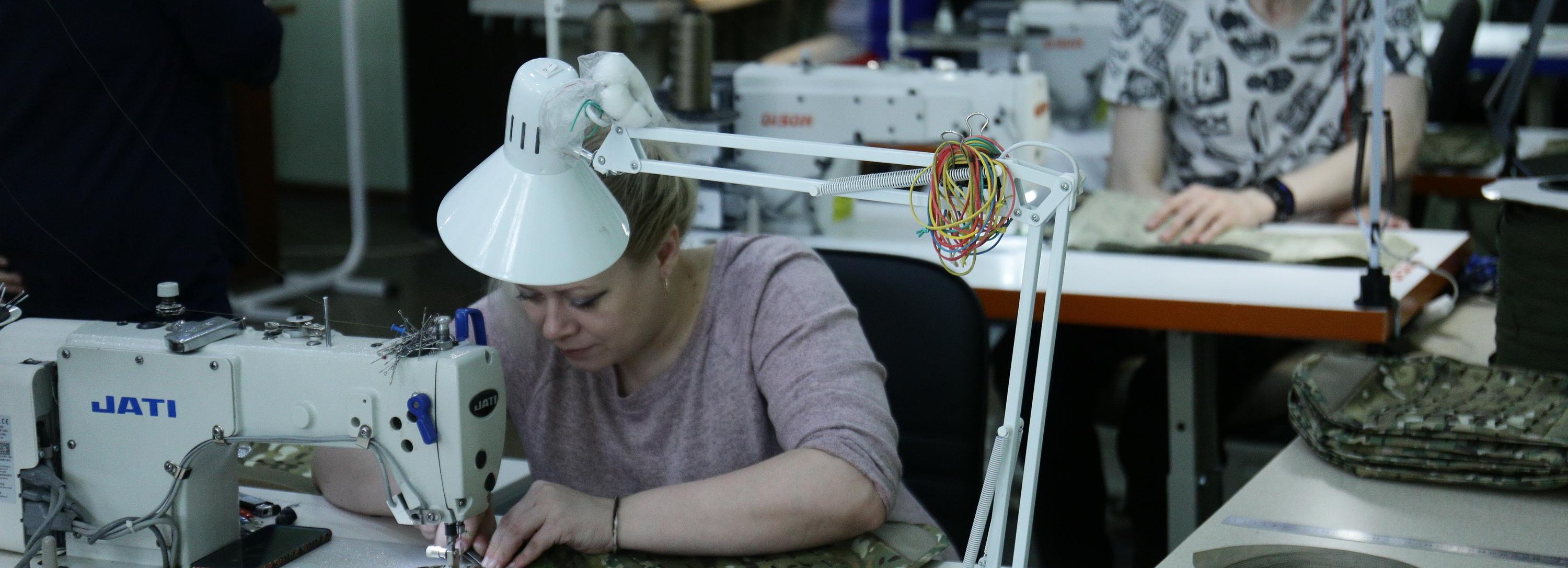 Жительница Новосибирска шьёт одежду для участников спецоперации