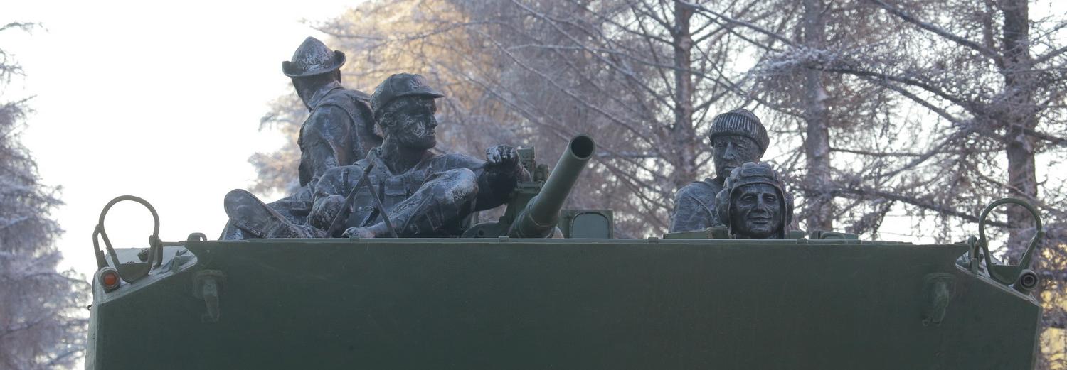 Памятник-БМП вернули на Красный проспект с четырьмя солдатами