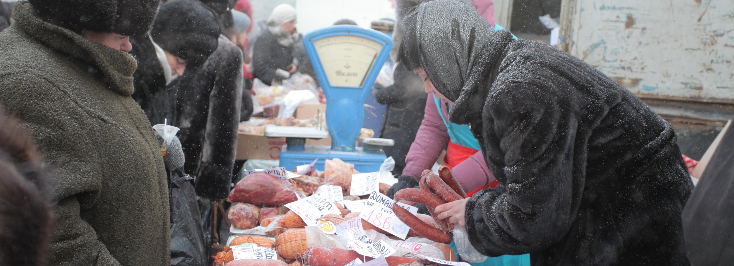 Сладости и мясо со скидкой предлагает ярмарка на Петухова