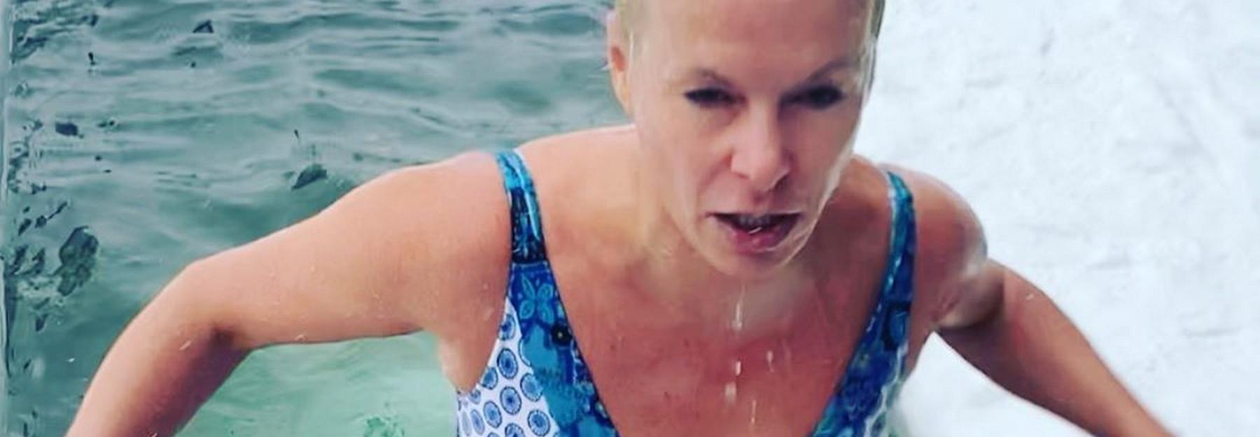 Анна Терешкова искупалась в проруби и осыпала себя снегом