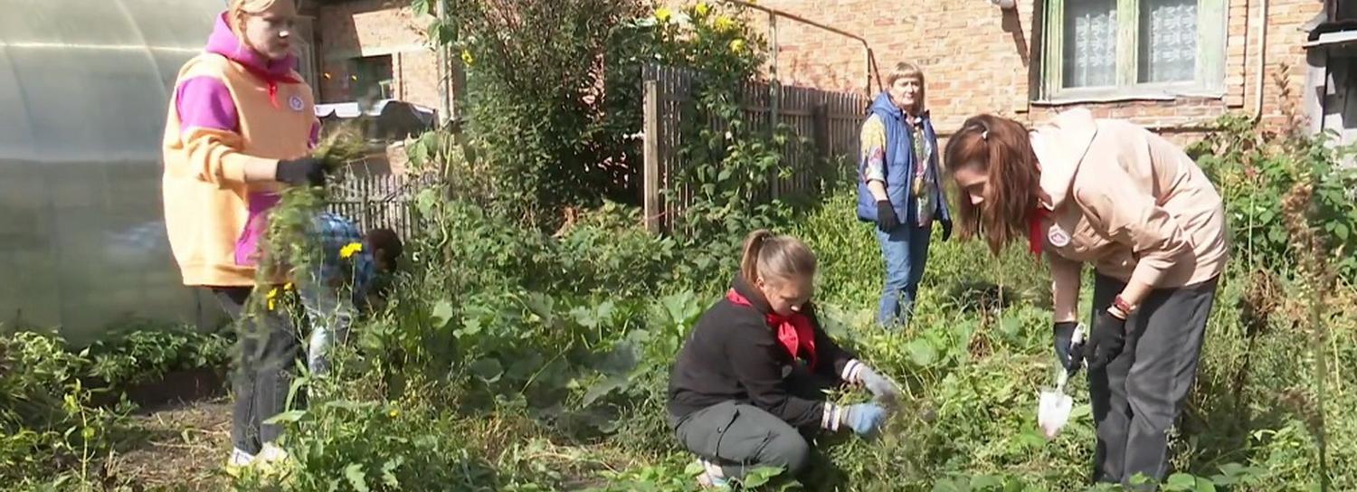 Школьники пропололи огород одинокой пенсионерке