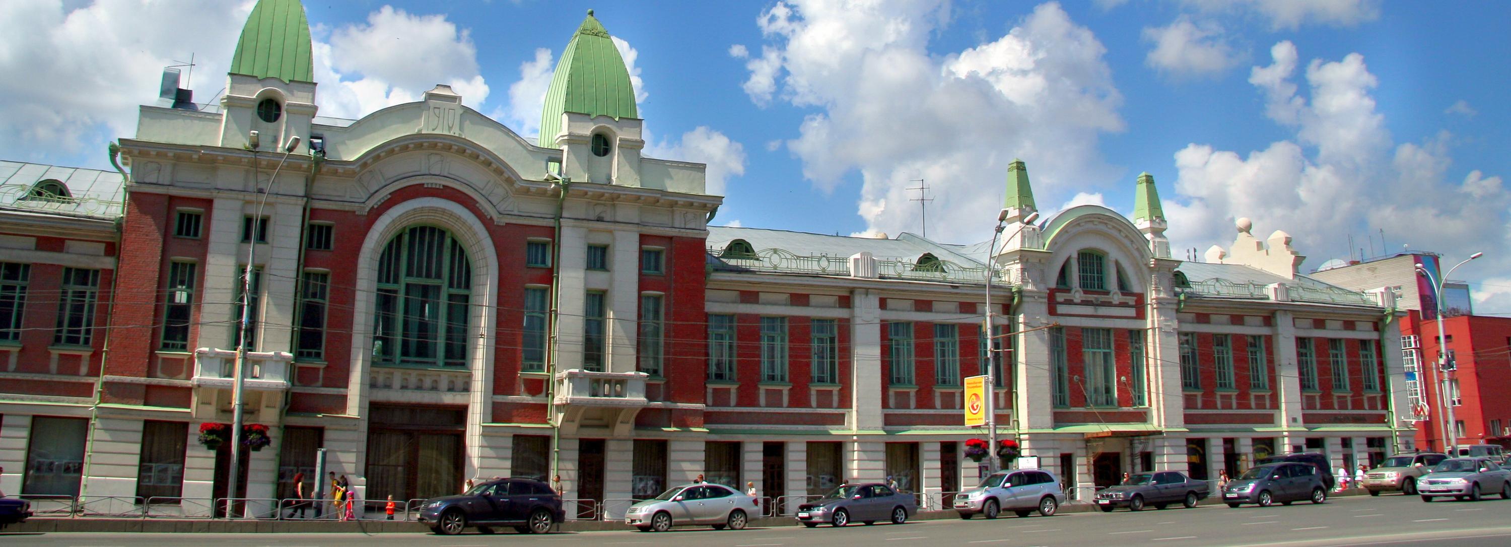 Гости краеведческого музея полистают фотоальбомы, не прикасаясь к ним