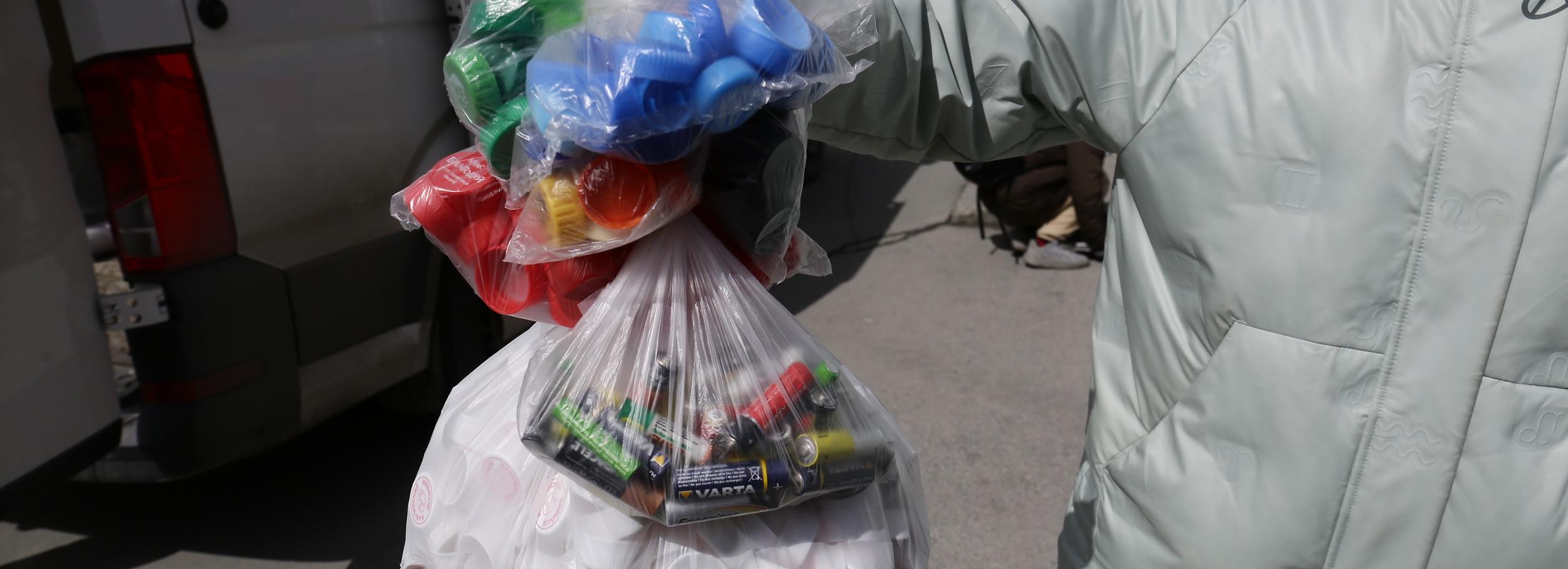 Старые батарейки на мороженое обменяли новосибирцы на площади Ленина