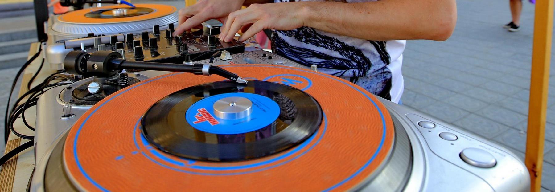 Музыку со звуками метро и шумом улиц предложит в дороге навигатор 2ГИС