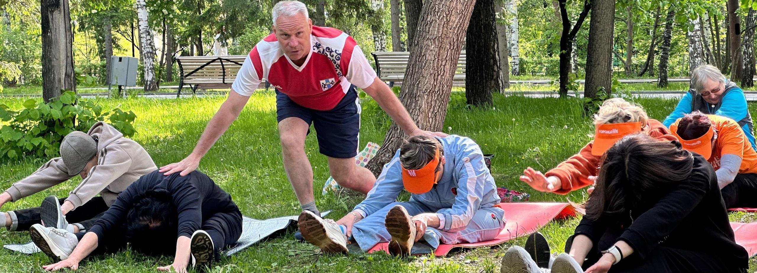 Чем мы хуже китайцев: новосибирцы вышли на зарядку в Центральном парке