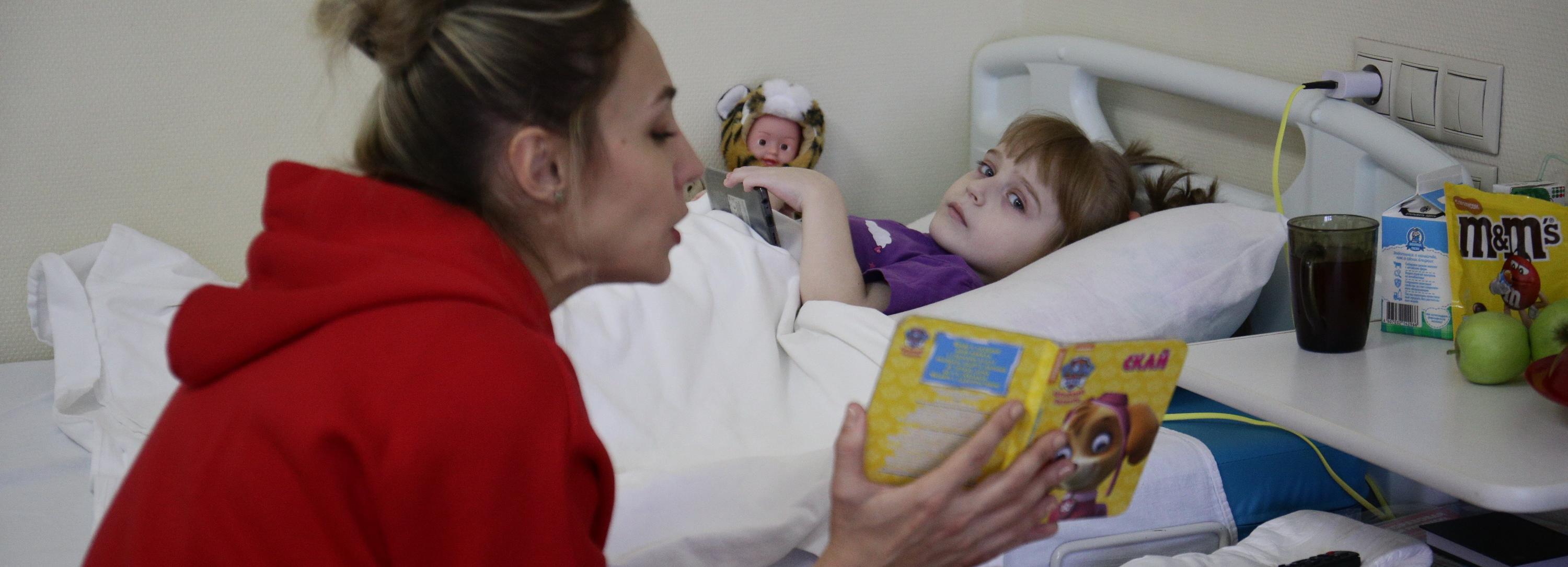 Актриса из Новосибирска читает сказки детям после операций