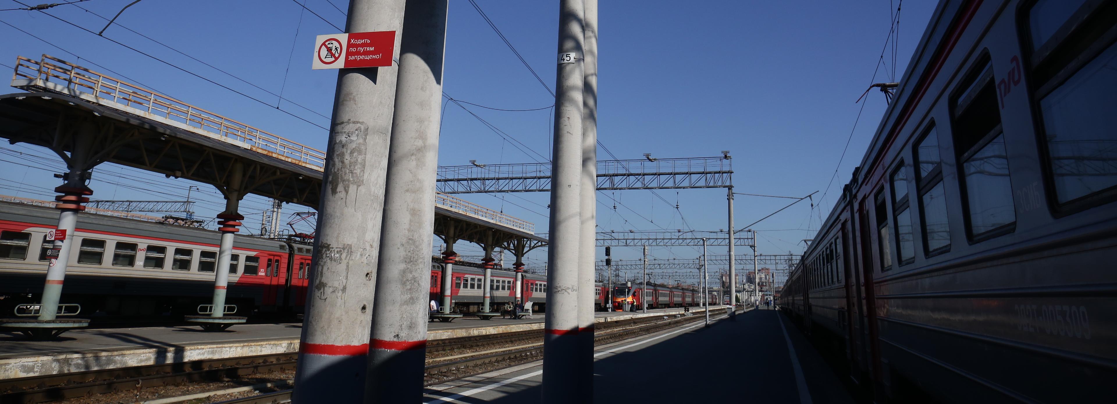 Женщина выбежала на пути перед электричкой в Новосибирске и погибла