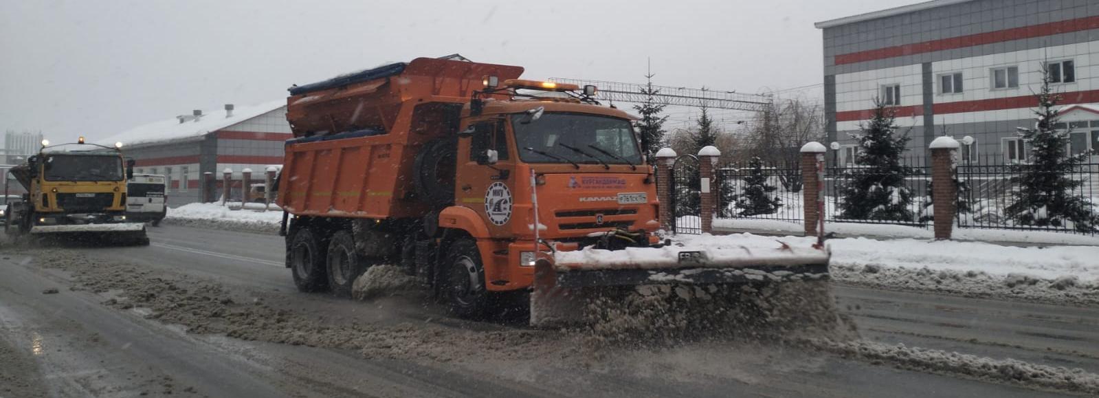 Город борется со снегом: фото с улиц Новосибирска 12 ноября