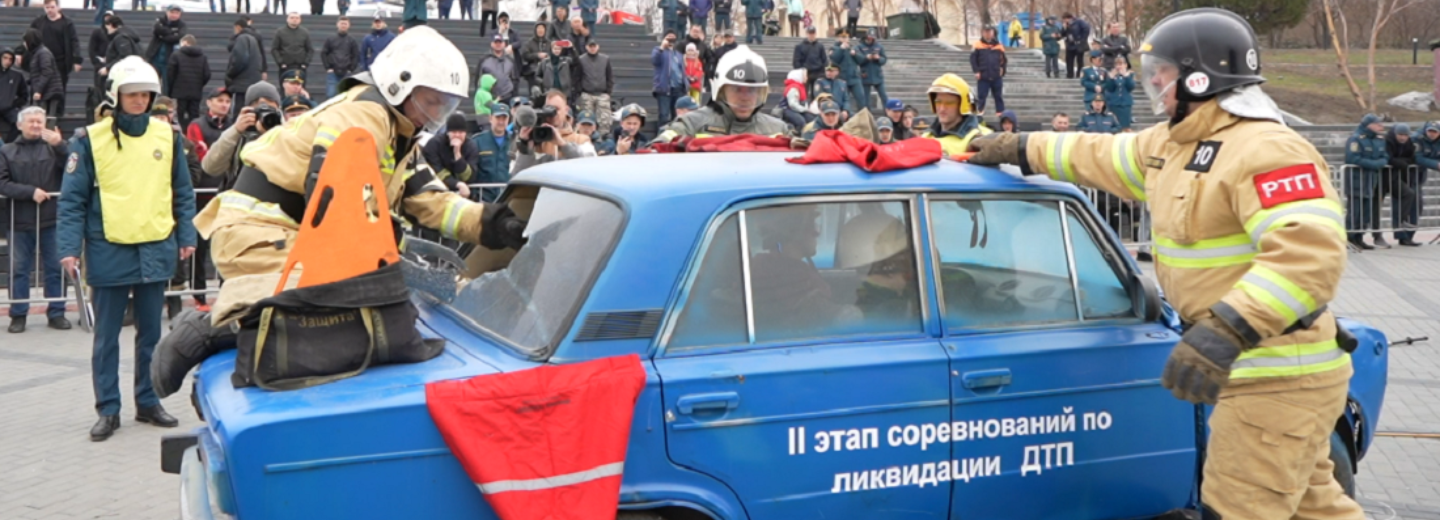 Соревнования МЧС: условное ДТП ликвидировали на набережной Оби