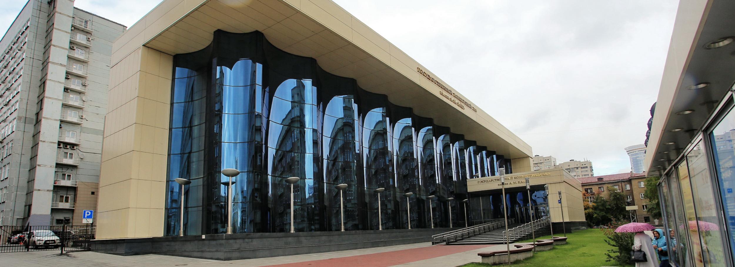 Блестящий домрист из Гнесински привёз неформатный фьюжн в Новосибирск