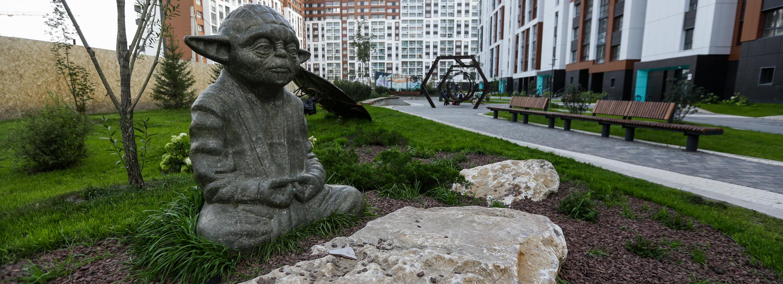 Летящая женщина и Магистр Йода: обзор необычных памятников Новосибирска
