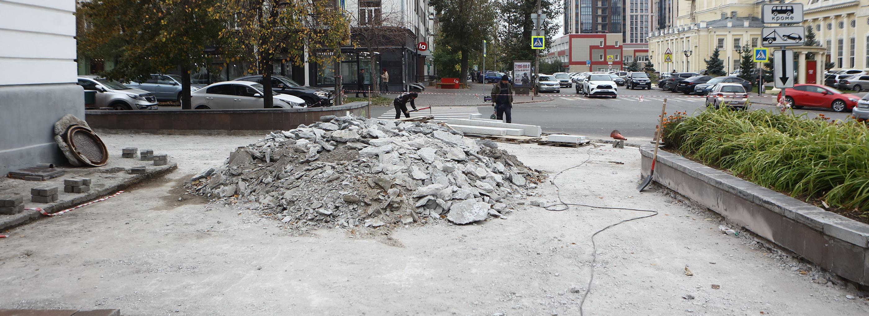 Старую разбитую плитку сняли с площади у кукольного театра в Новосибирске