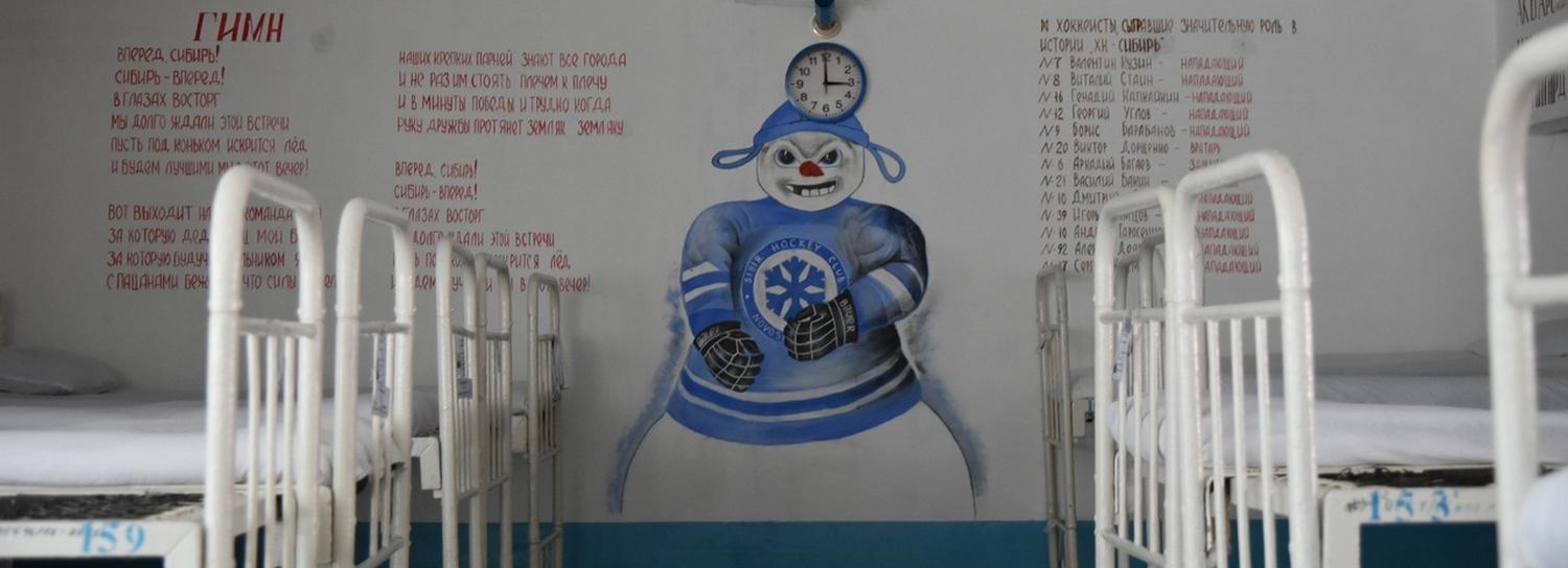 Злого снеговика нарисовали в спальне колонии осуждённые в Новосибирске