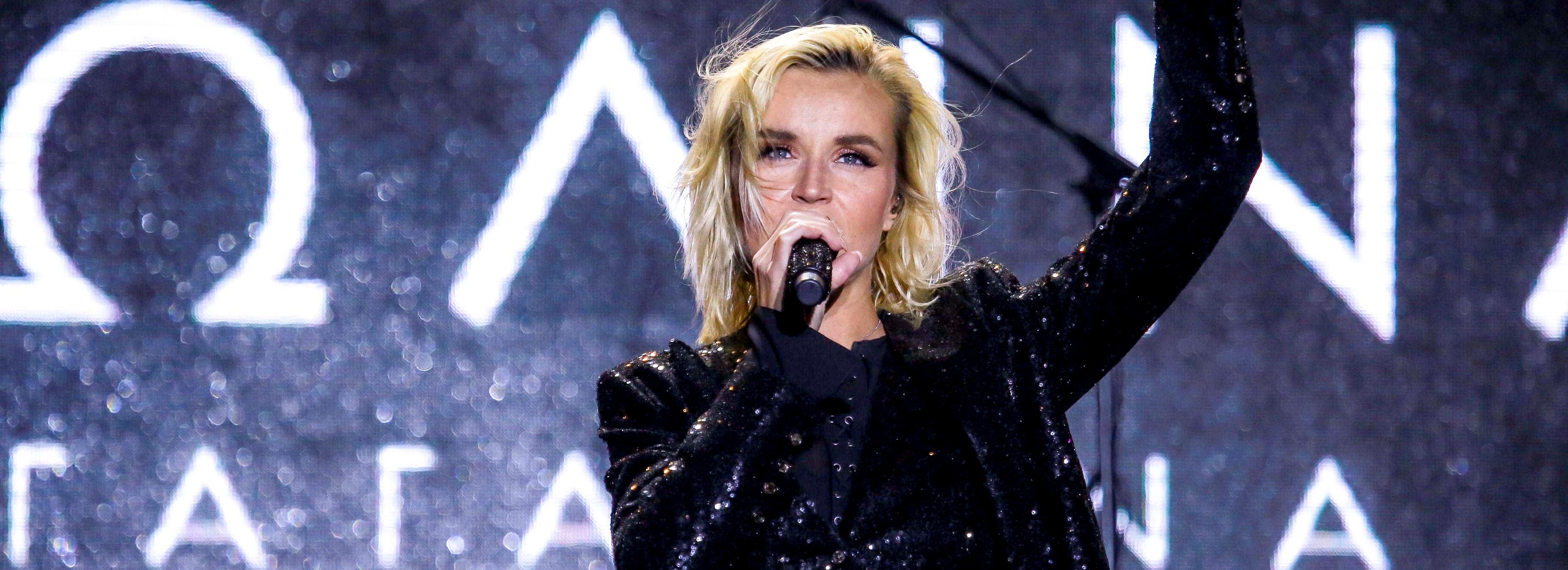 «Вы — сердце Новосибирска»: 30 тёплых кадров с концерта Полины Гагариной