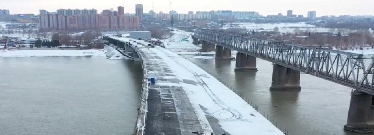 Смотрим с дрона на заснеженную стройку четвёртого моста в Новосибирске