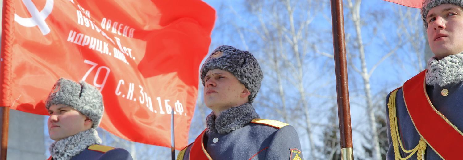 Копию Знамени Победы вынесли к Монументу Славы в Новосибирске