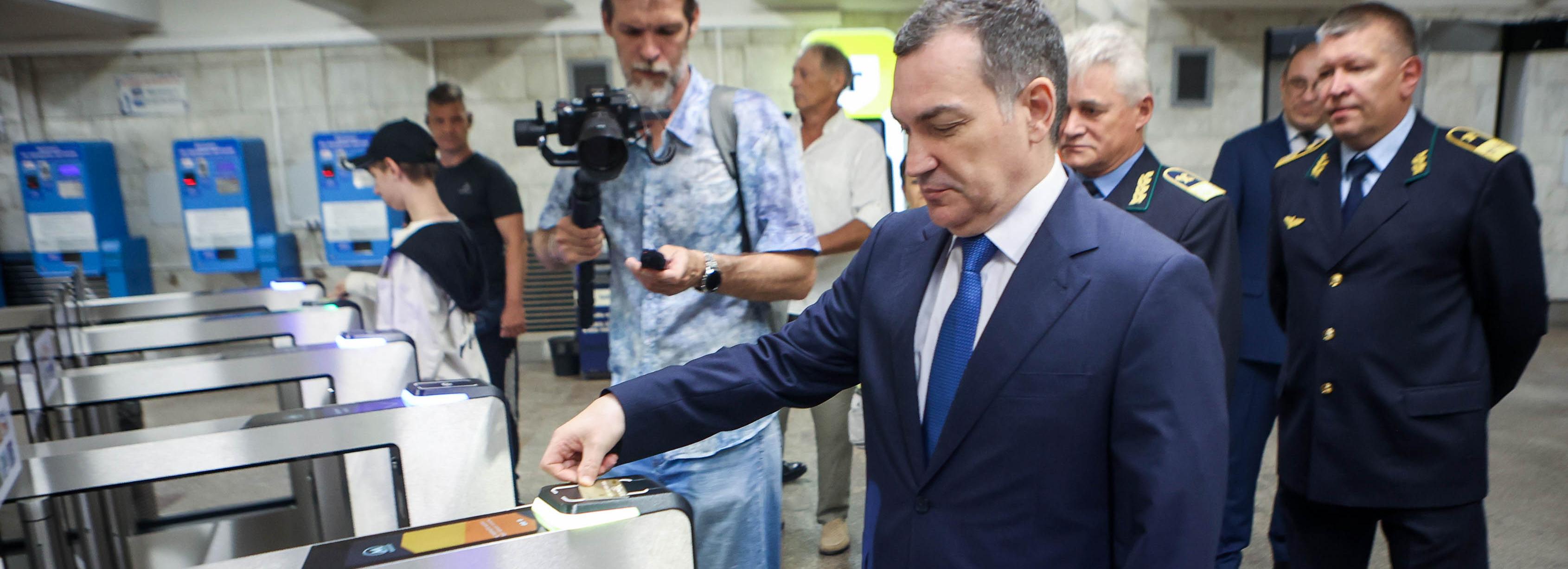 Новые турникеты на станции «Площадь Ленина» протестировал мэр Кудрявцев