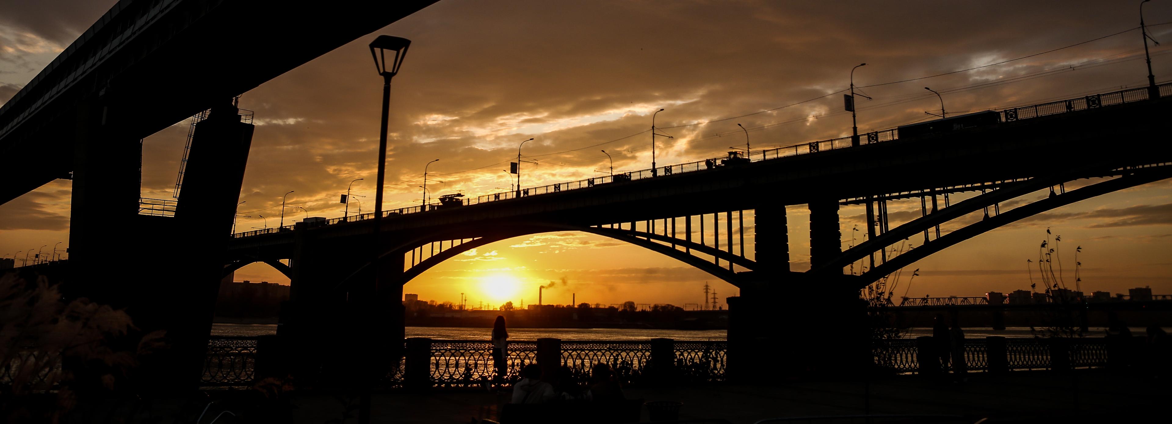 Затонувший во время паводка катер подняли со дна Оби в Новосибирске