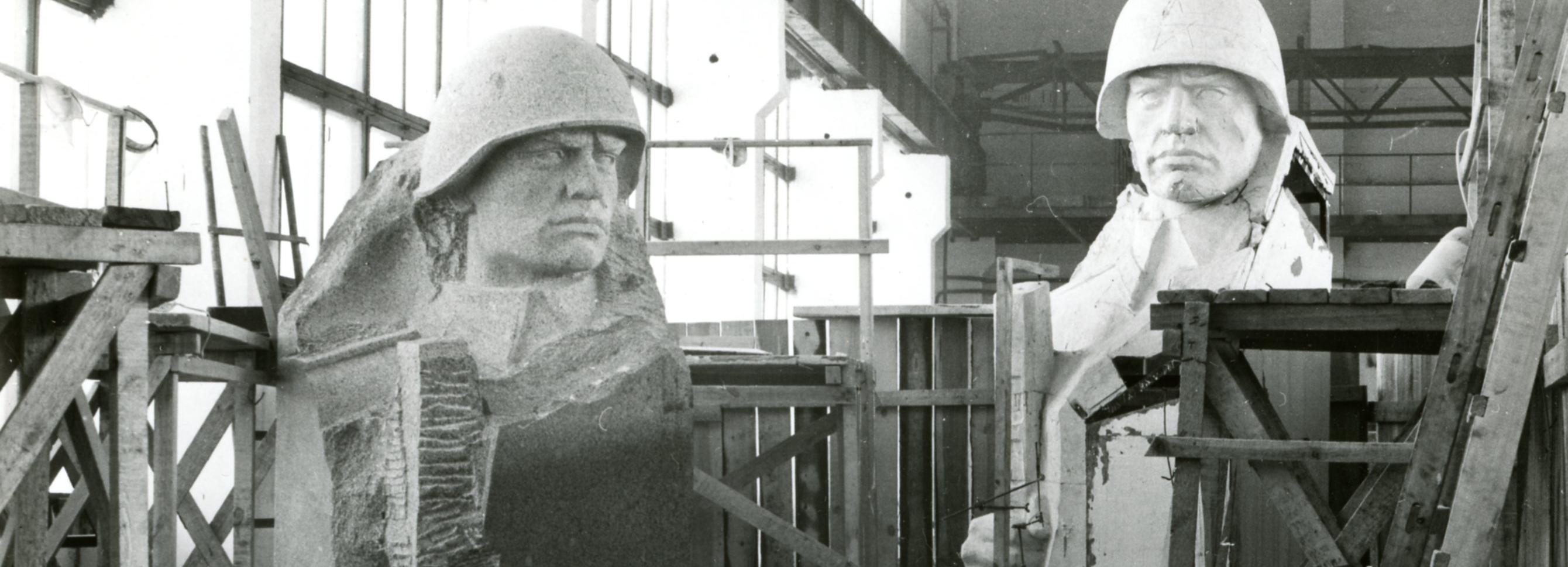 НЗХК показал исторические фото с установкой памятника воину-освободителю