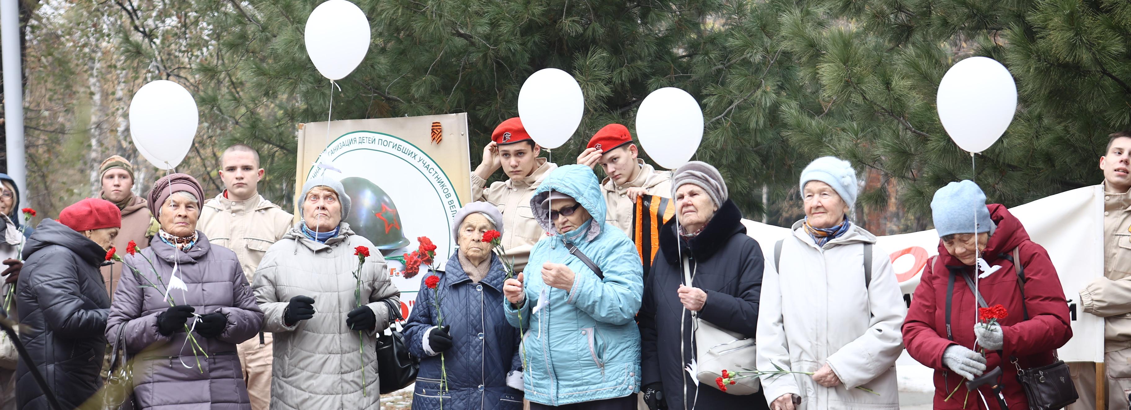 Дети войны запустили белых журавлей у «Плакучей ивушки» в Новосибирске