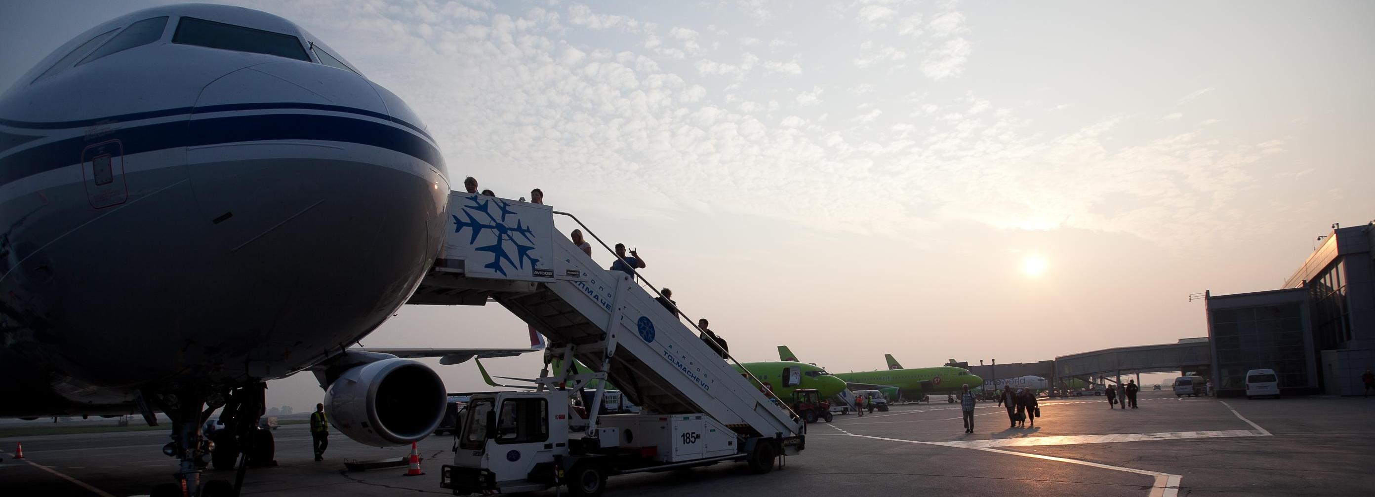 Летевший в Новосибирск вахтовик-дебошир ударил бортпроводника