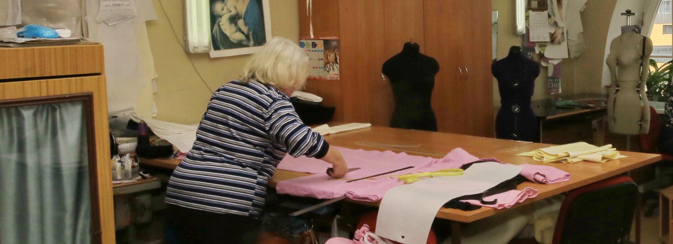 Оригинальную одежду из ненужных обносков шьют пенсионерки-мастерицы