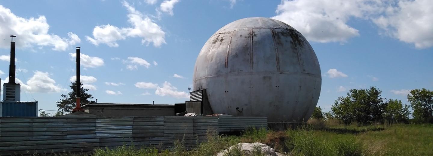 Огромный бетонный шар стоит за левобережной свалкой: что в нём?
