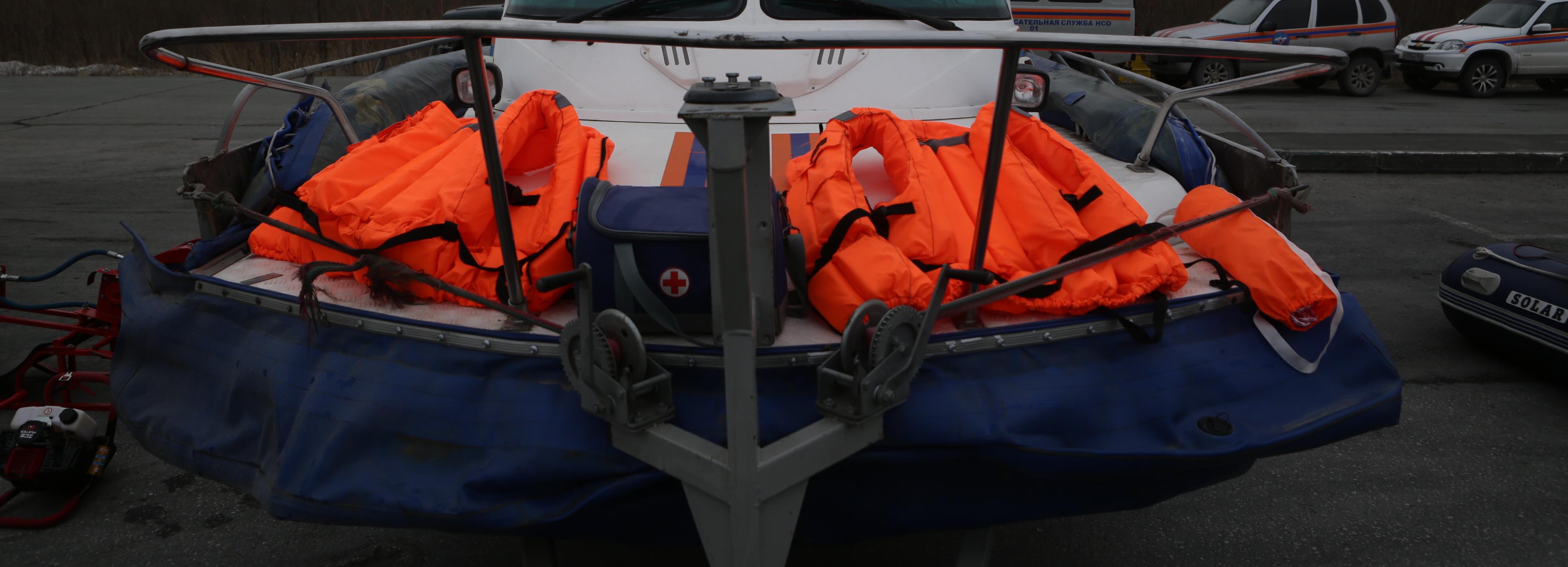 Трёх человек спасли с затонувшего катера в Новосибирской области