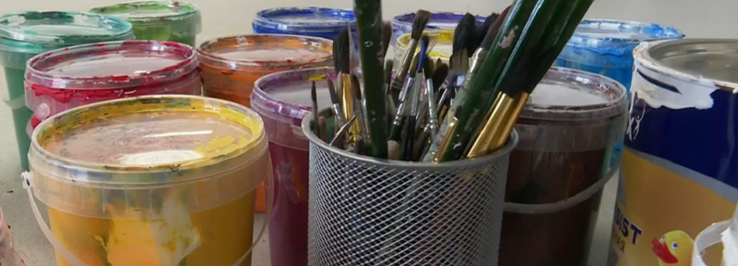 Дети из приёмных семей создают абстракцию для аукциона «Дети солнца»