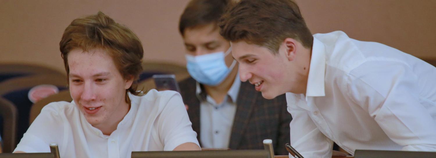 398 баллов за ЕГЭ: выдающихся выпускников наградил мэр Локоть