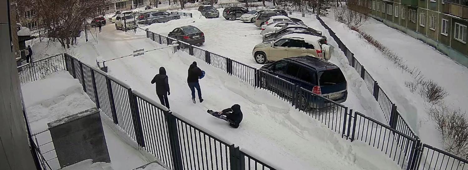 Видео ограбления новосибирца на 15 млн рублей появилось в сети