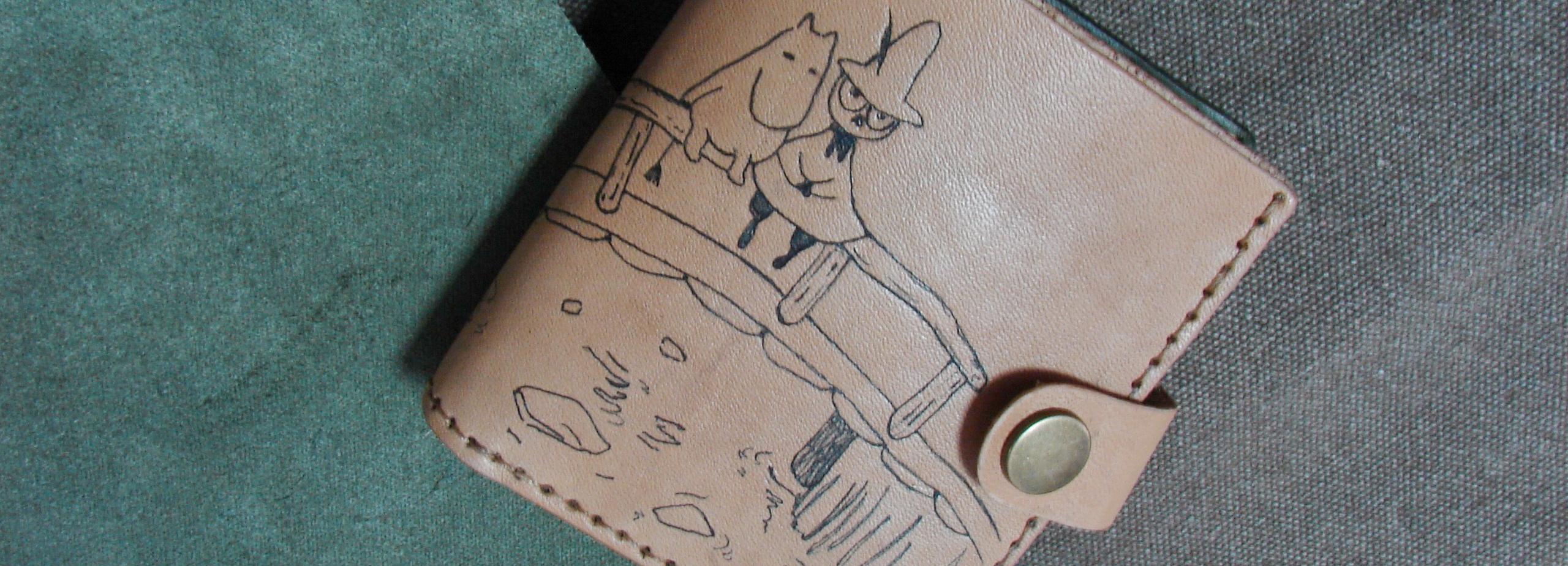 «Кошелёк не кричит от боли»: мастера из Сибири бьют тату на аксессуарах