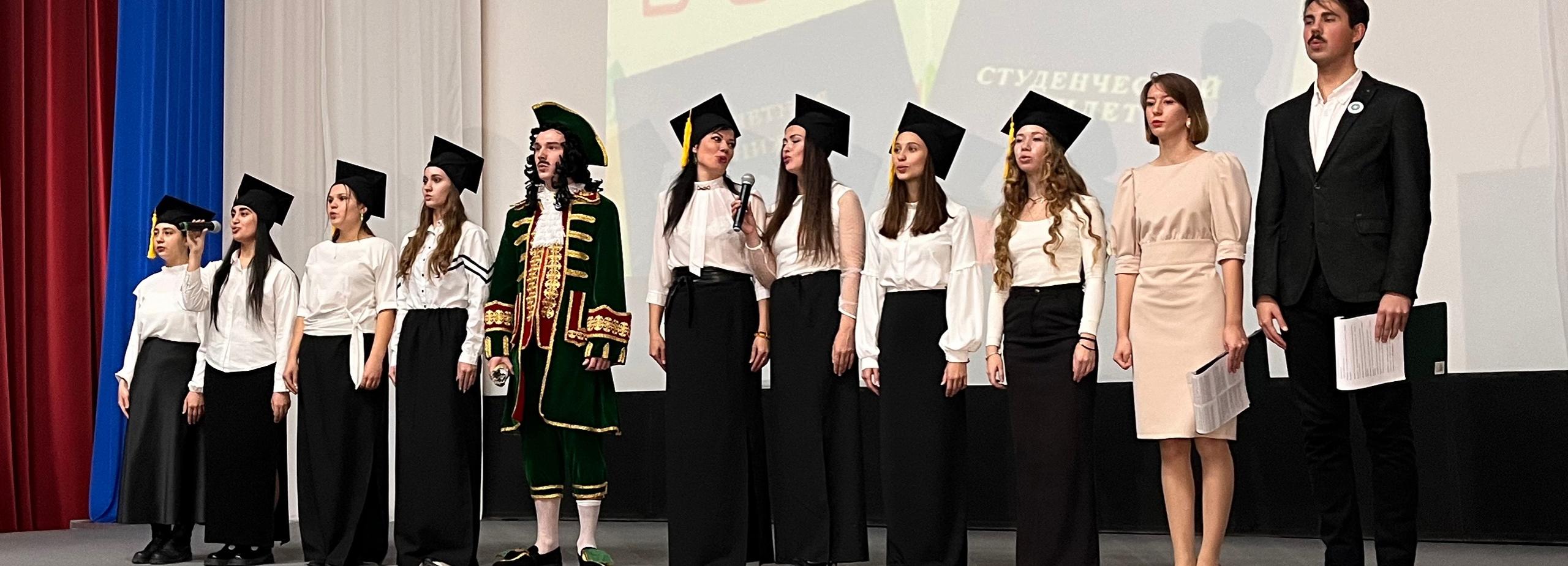 Надели белые халаты: первокурсников медколледжа посвятили в профессию