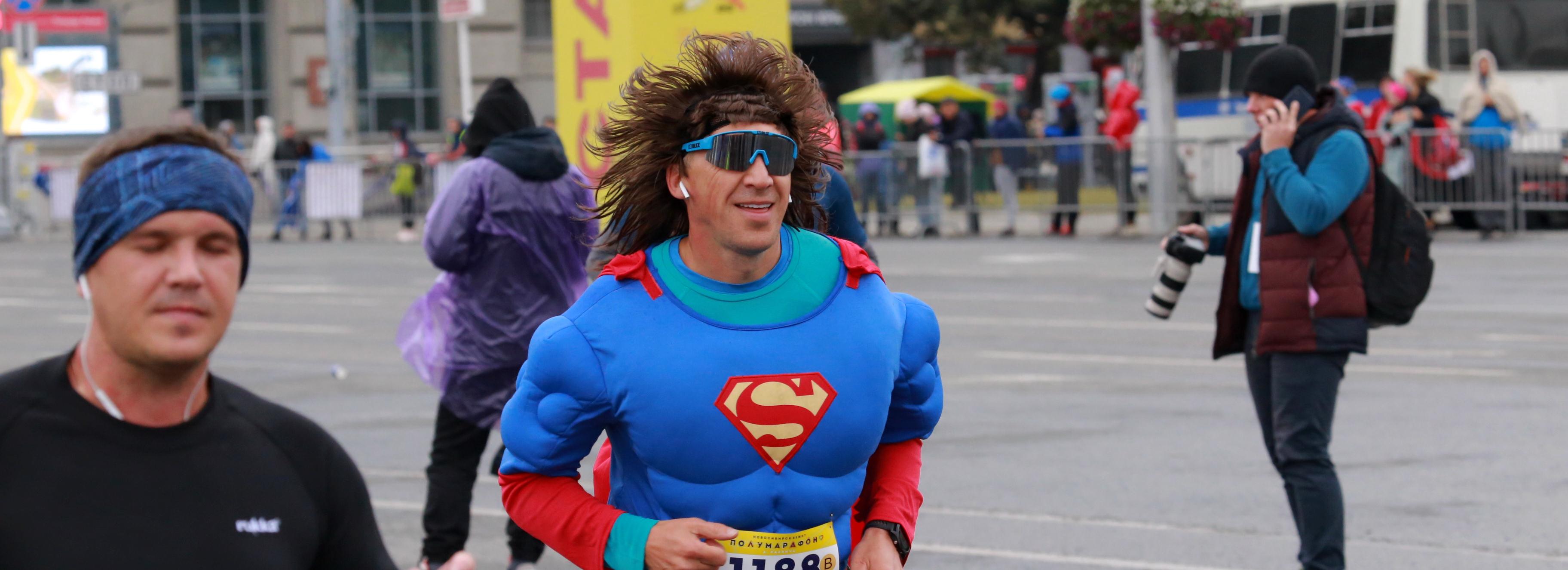 Как сотни сибиряков вопреки холоду пробежали полумарафон Раевича