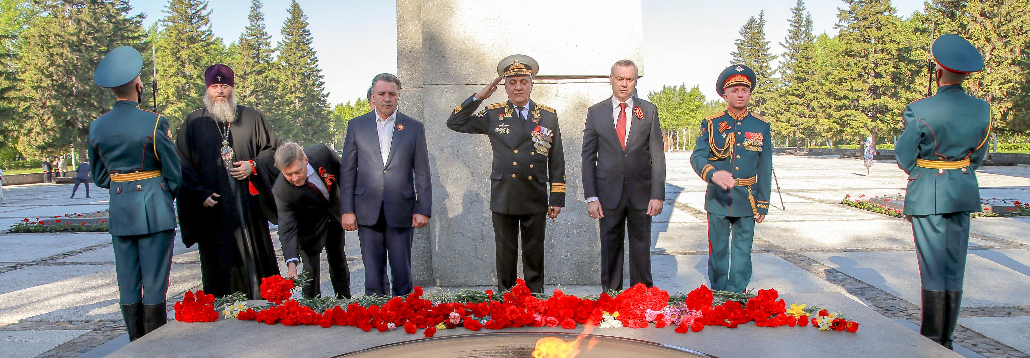 Мэр Локоть возложил цветы к Вечному огню у Монумента Славы