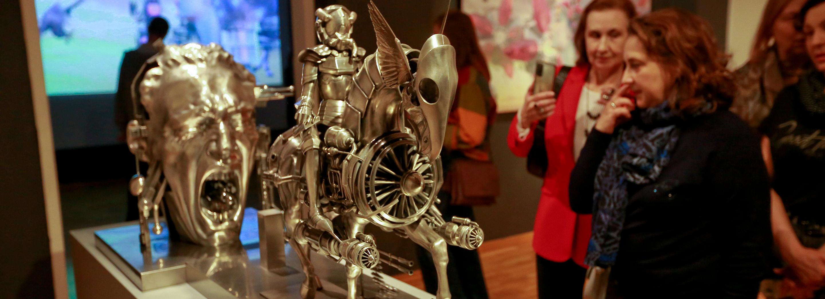 Фантастические инсталляции создал в стенах музея скульптор Сафардиар