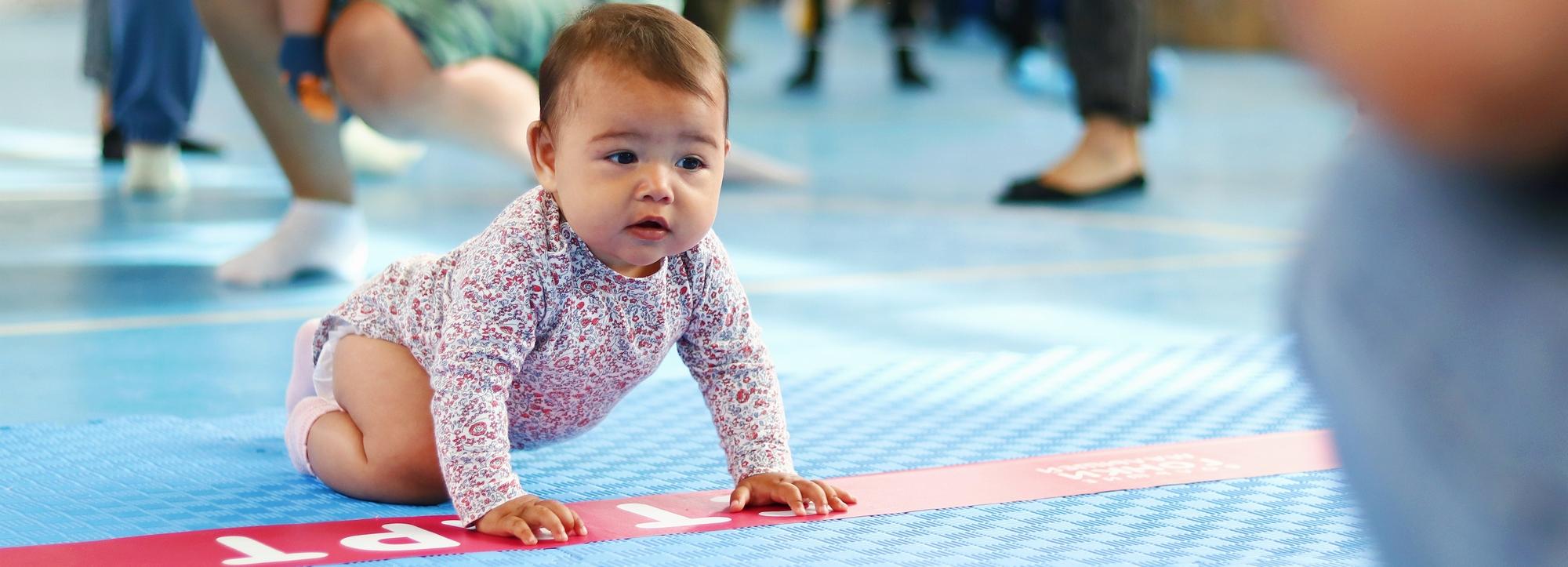 Ползком к победе: большие гонки для малышей устроили в Новосибирске