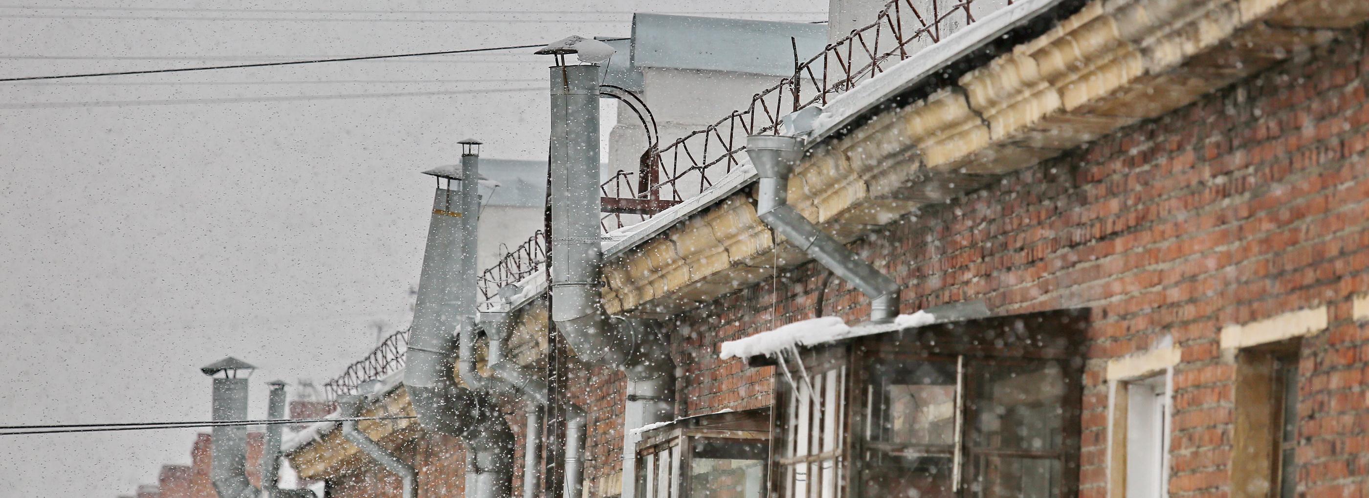 Часть балкона упала на авто — последствия стихии устраняют в Новосибирске