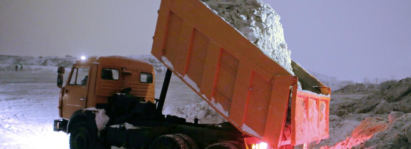 Снег незаконно сбрасывали в лесу на окраине Новосибирска