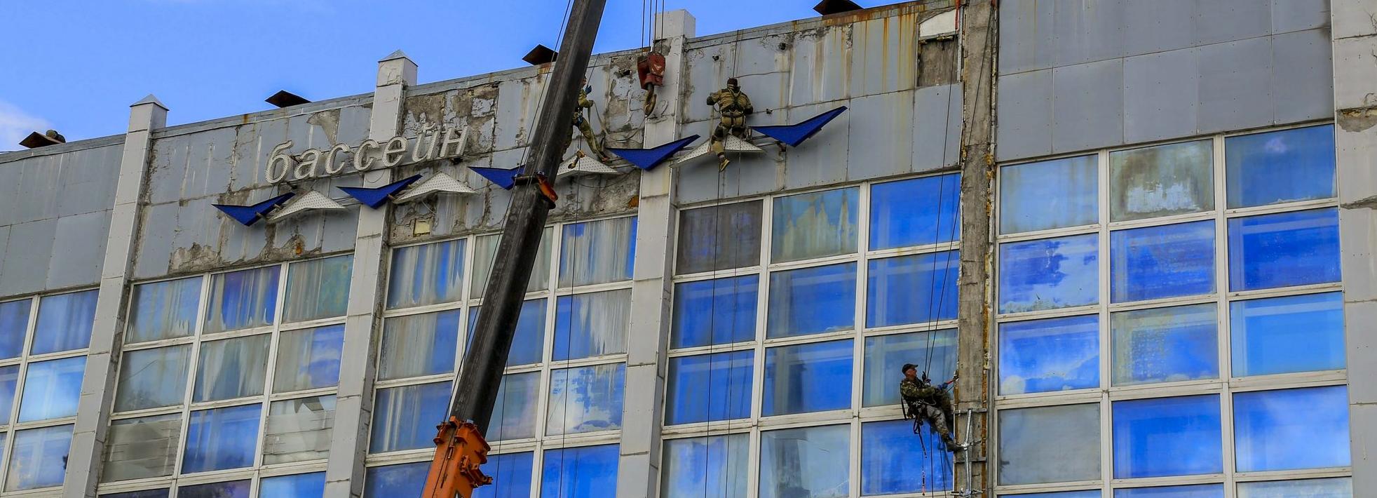 В Новосибирске начался ремонт большого витража бассейна «Нептун»