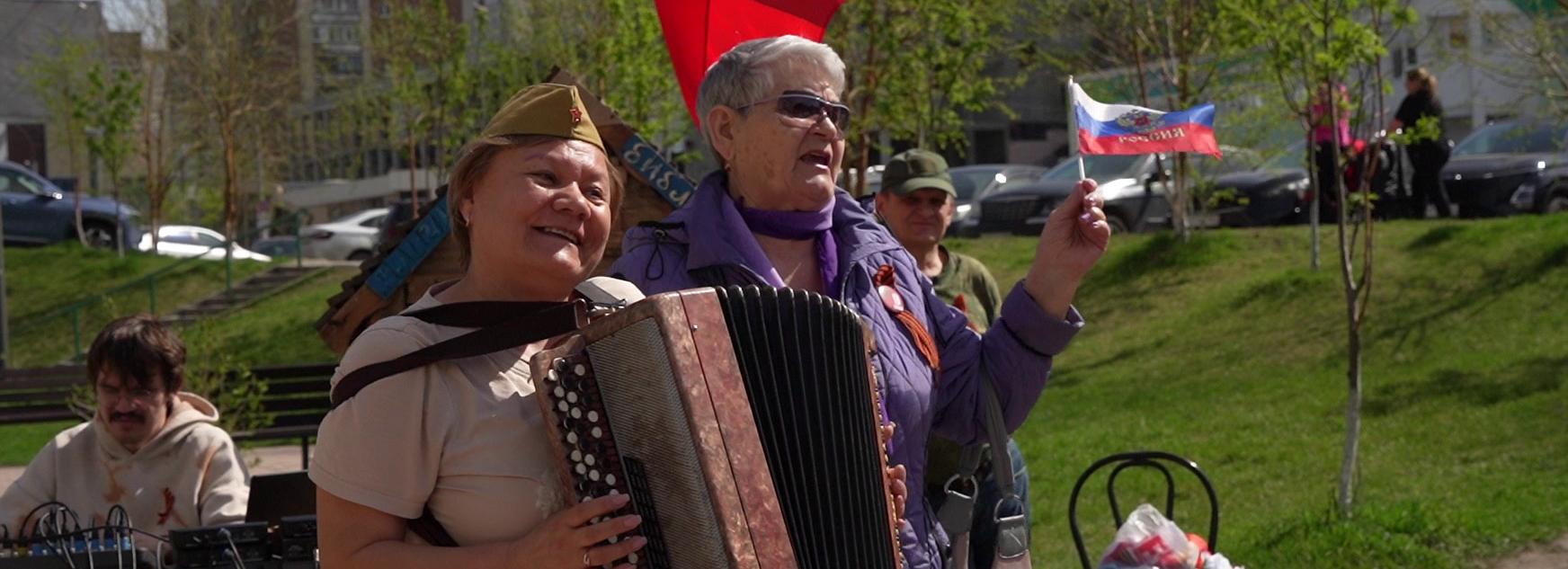 Активисты ТОС устроили для соседей Бессмертный полк и спели «Катюшу»