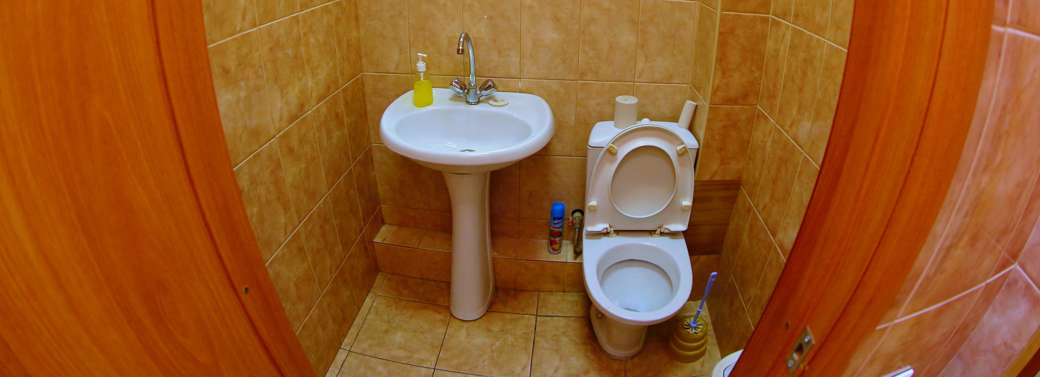 Спасатели вызволили 16-летнюю студентку из туалета в Новосибирске