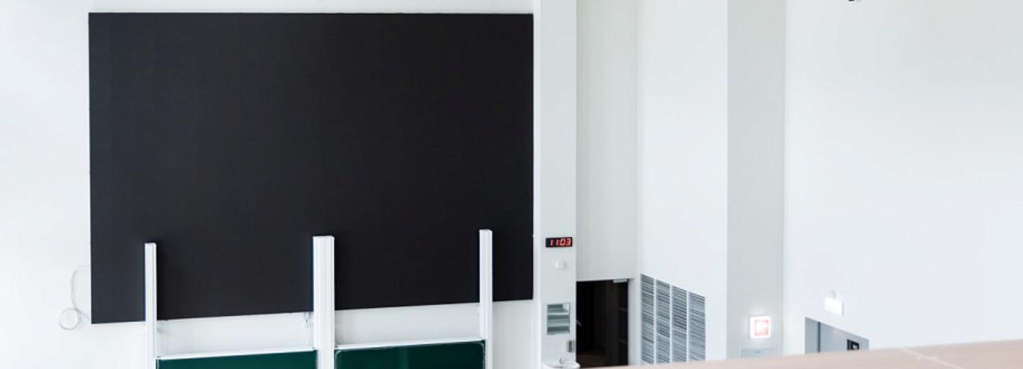 Гигантские LED-экраны установили в аудиториях нового корпуса НГУ