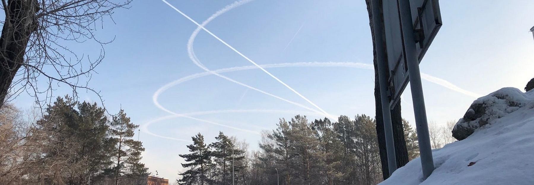 Самолёты не сели в Толмачёво из-за тумана и оставили кольца в небе