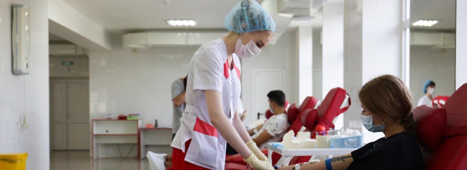 Семьи с несколькими поколениями доноров наградили в Новосибирске