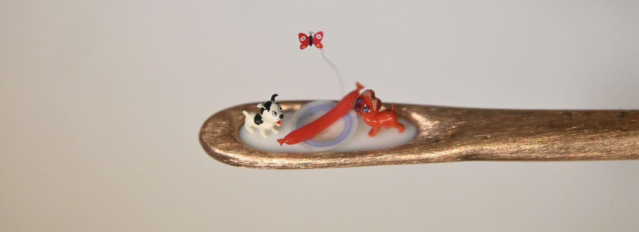 Новосибирец поместил котёнка Гава и пёсика Шарика в ушко золотой иголки