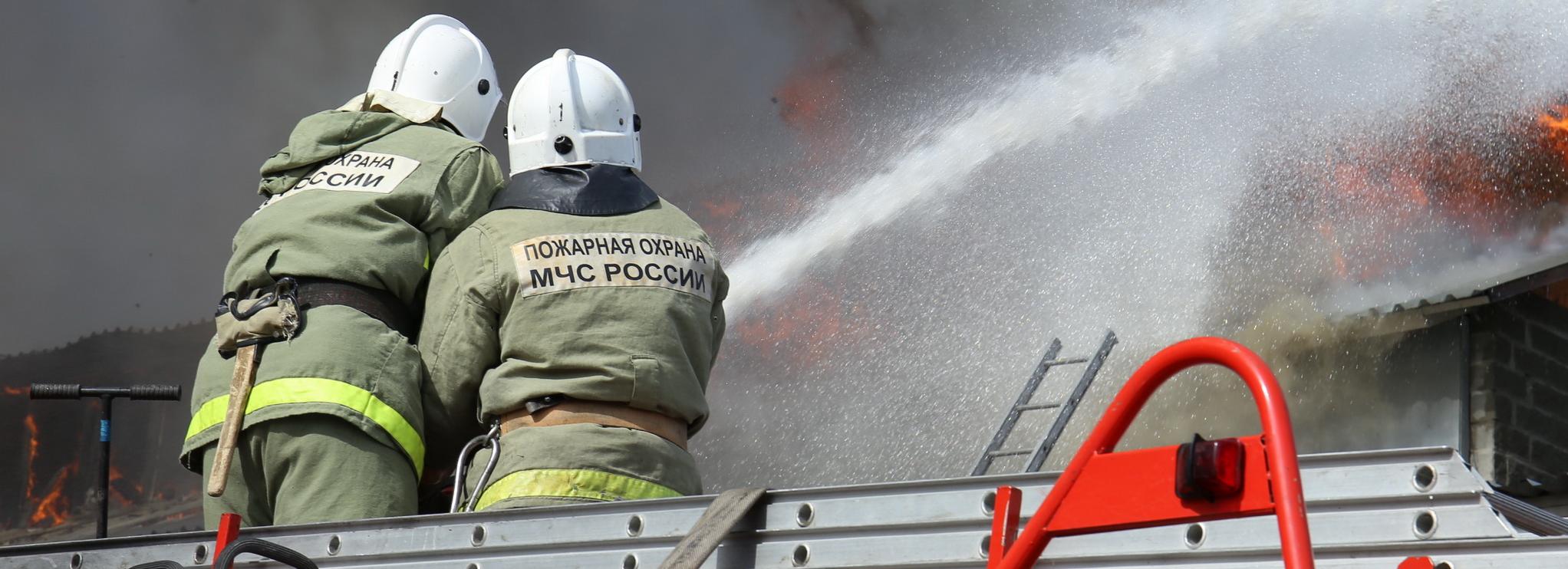 Крыша пятиэтажного дома загорелась в Новосибирске — жильцов эвакуировали