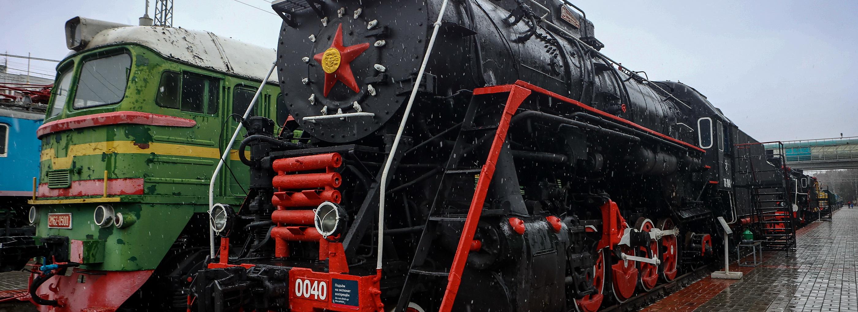 Ретропоезда из музея ж/д техники покрасили в яркие цвета